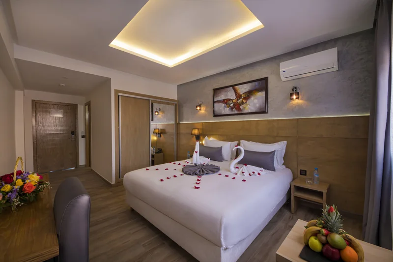 Vue de la Chambre Double avec lit double, bureau et porte d’entrée