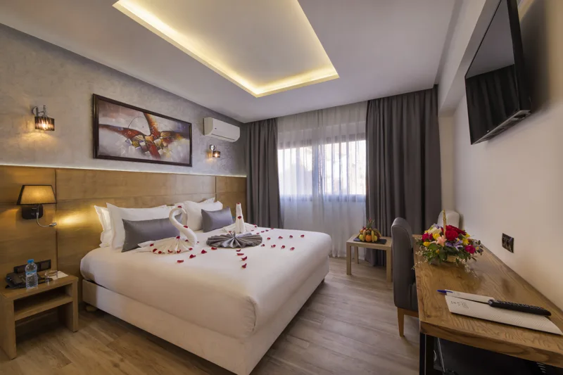 Chambre Double sans balcon de Stars Hotel & Spa Marrakech, avec lit double, bureau et fenêtre