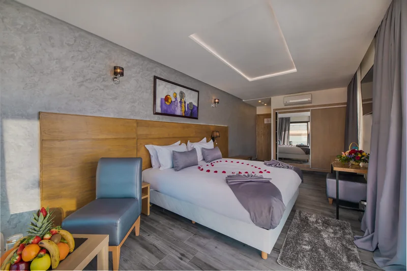 Autre vue de la Chambre Double Supérieure, avec grand lit, fauteuil et bureau
