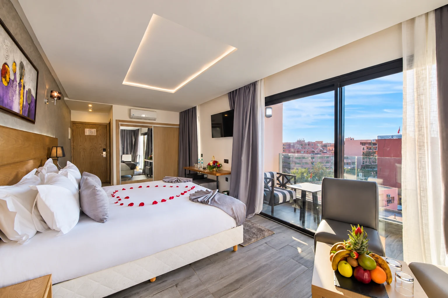 Chambre Double Supérieure de Stars Hotel & Spa Marrakech, avec grand lit et balcon vitré