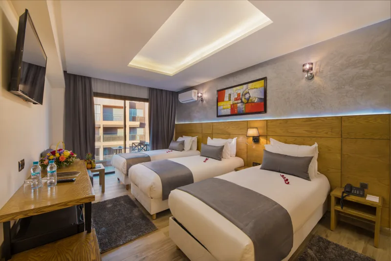 Chambre Triple de Stars Hotel & Spa Marrakech, avec trois lits simples et accès au balcon
