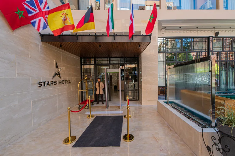Entrée de Stars Hotel & Spa Marrakech, sous les drapeaux et à côté de la fontaine