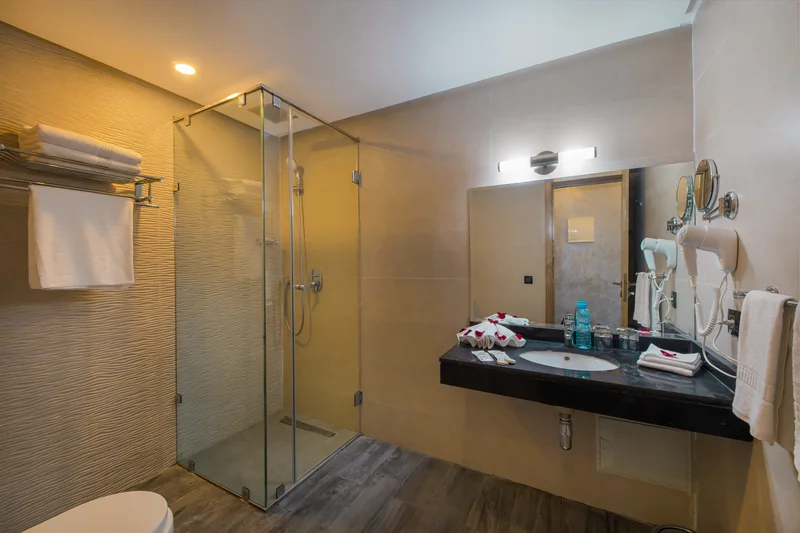Salle de bains de la Chambre Double Supérieure, avec douche vitrée, miroir et serviettes