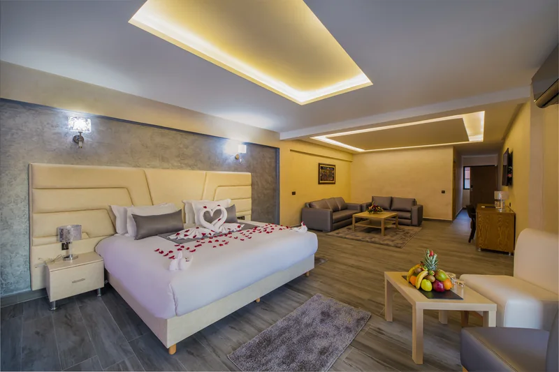 Vue de la Suite avec Jacuzzi depuis le lit king size vers l’espace salon